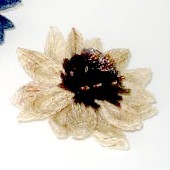 FIORE IN RAFIA RICAMATO CON PERLINE